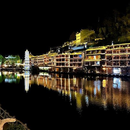 Lqj Riverside Guest House Fenghuang Kültér fotó