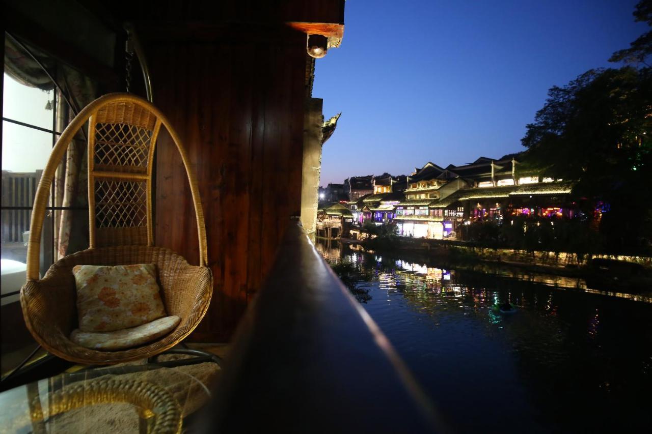 Lqj Riverside Guest House Fenghuang Kültér fotó