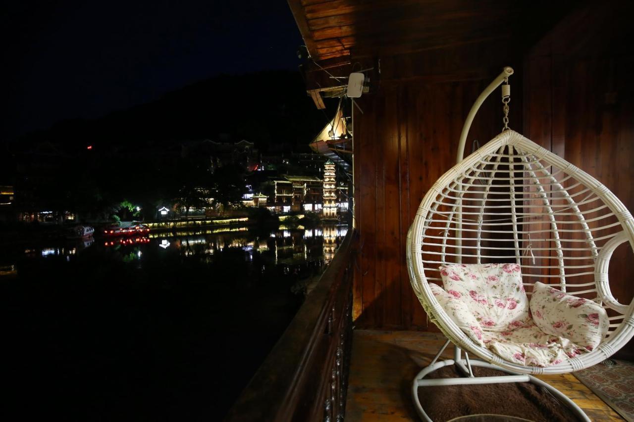 Lqj Riverside Guest House Fenghuang Kültér fotó