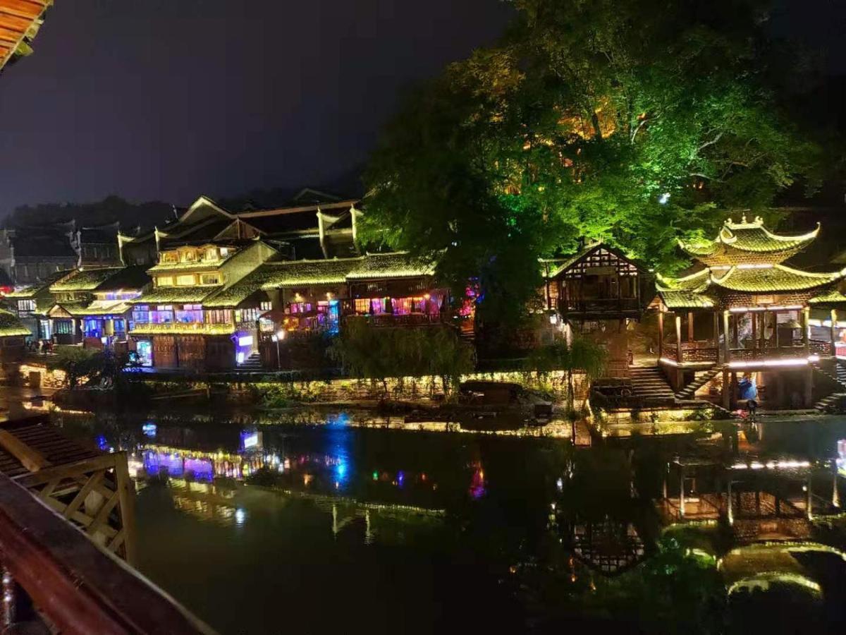 Lqj Riverside Guest House Fenghuang Kültér fotó